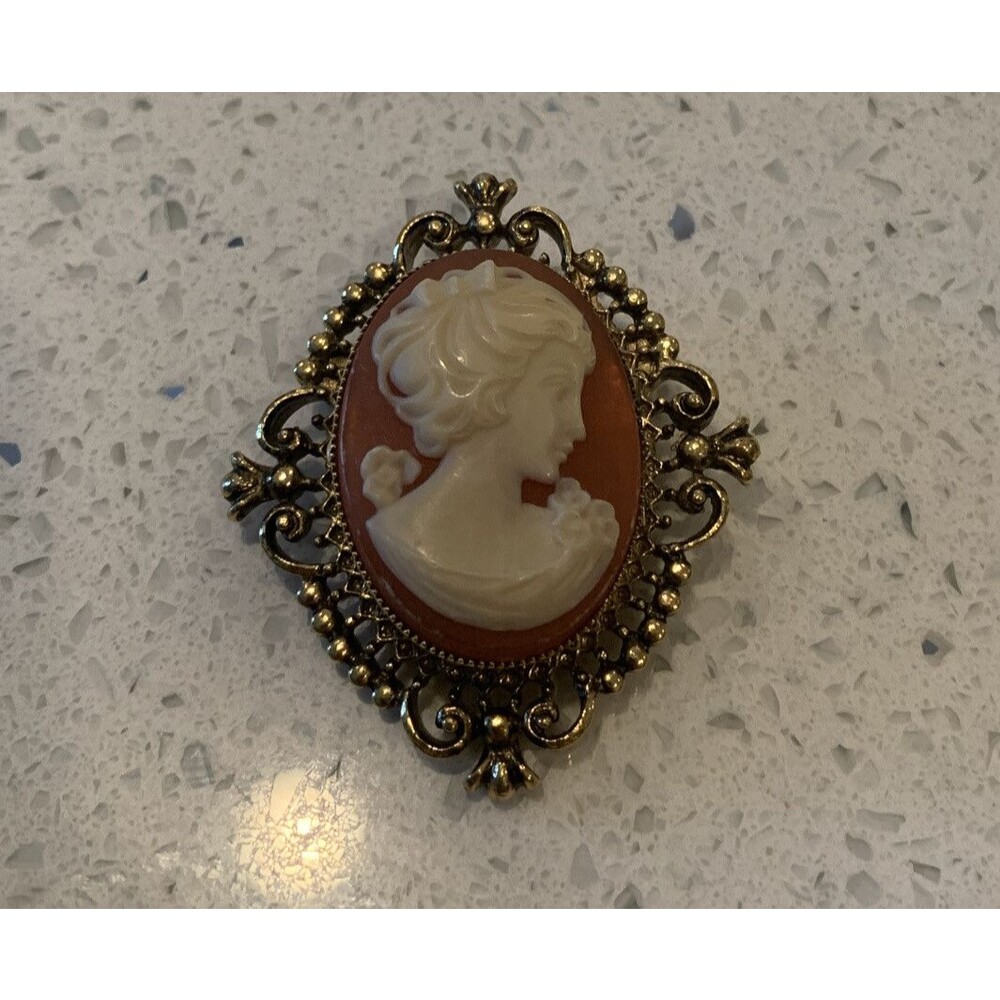 Vintage Collectors Piece Queens Head Gold  Brooches With Perfume Cream Case